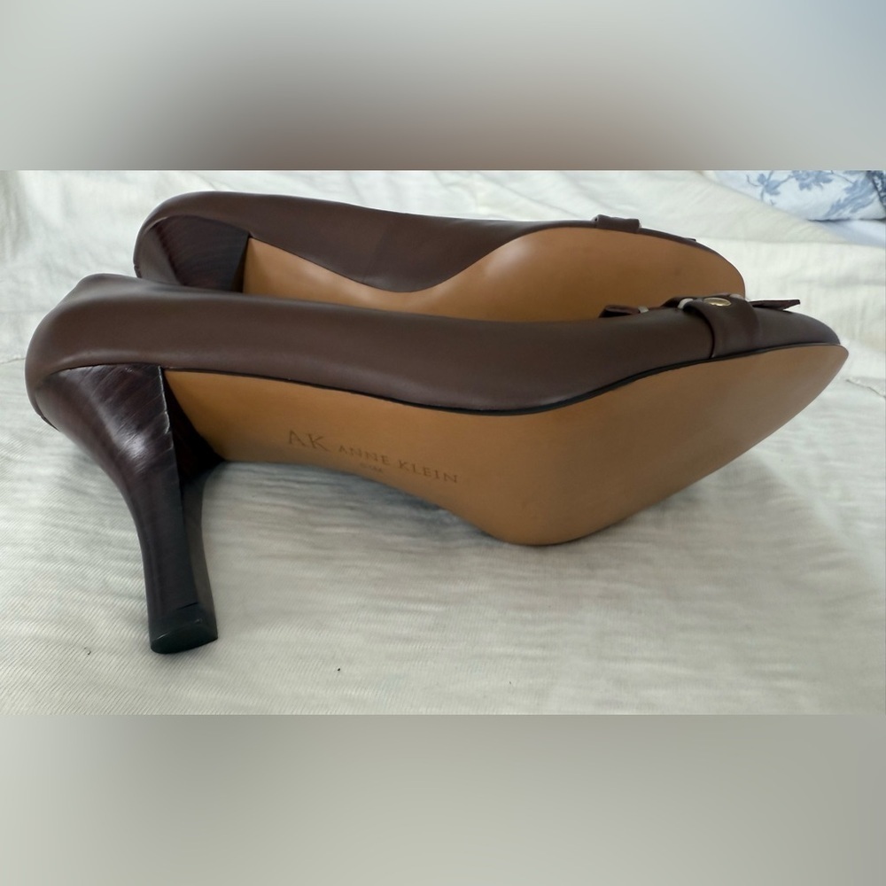ANNE KLEIN WOMEN’S BROWN LEATHER PUMPS WITH GOLD BUCKLE SIZE 8.5 BRAND NEW - Picture 11 of 11
